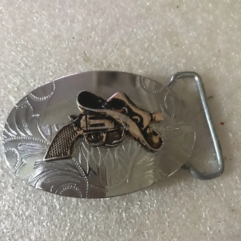 Cowboy Revolver Western Belt Buckle - Silver/Tan